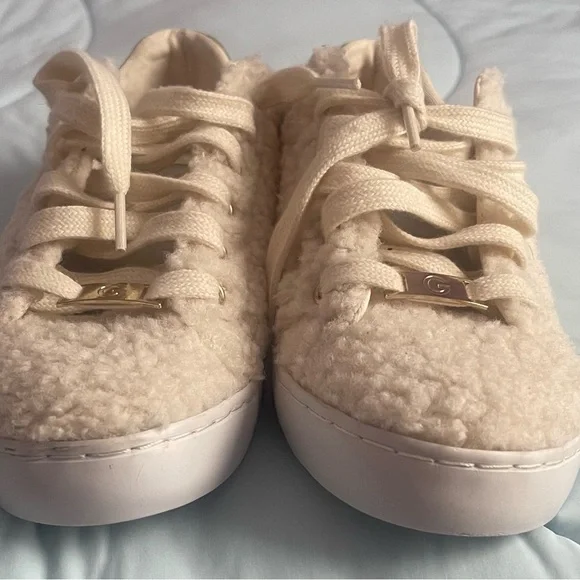 GBG Los Angeles sherpa sneakers, comfy sherpa sneakers. Size 7 - Picture 2 of 4